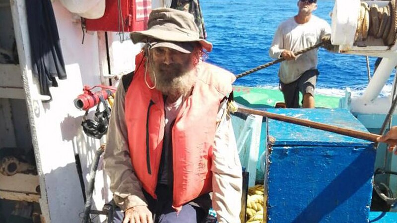 Un pescador solitario en una pequeña embarcación.