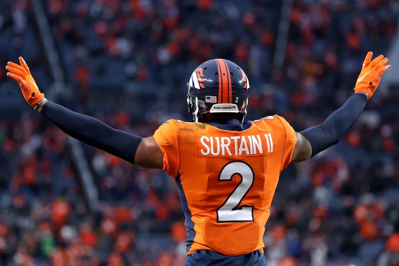 El jugador de fútbol americano Jerry Jeudy celebra un touchdown