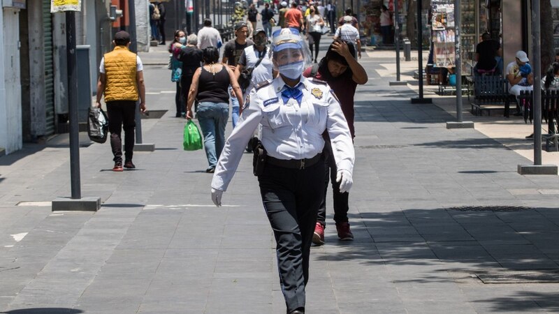 La policía mexicana hace cumplir las medidas de seguridad durante la pandemia de COVID-19