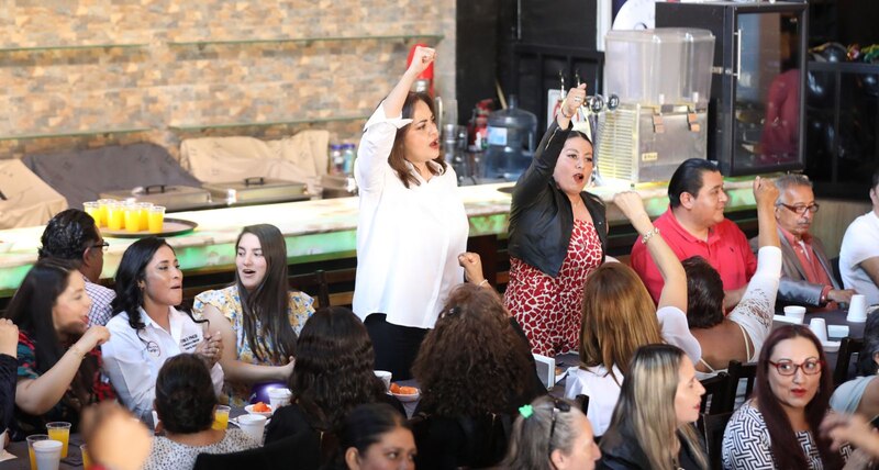 Mujeres celebrando