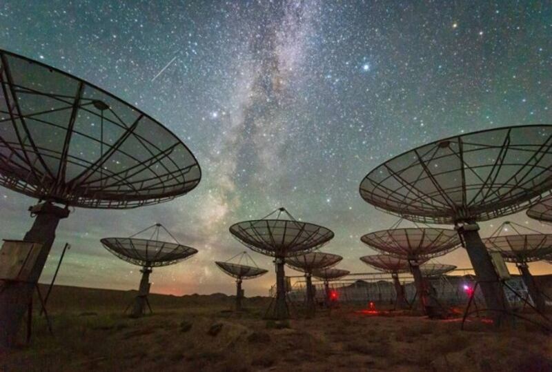 Radiotelescopios bajo las estrellas