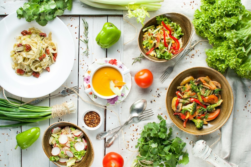 Fotografía con platillos tipo veganos con frutas y verduras