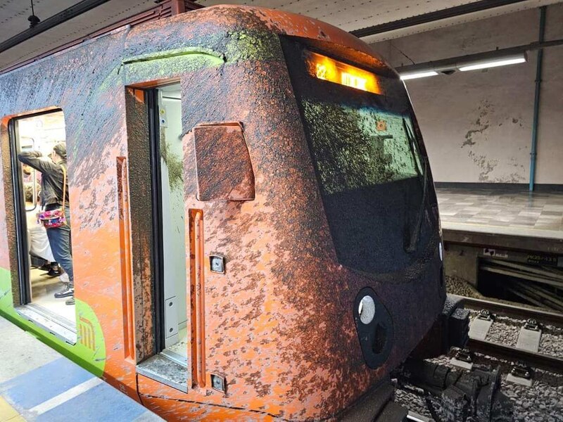 Tren cubierto de barro