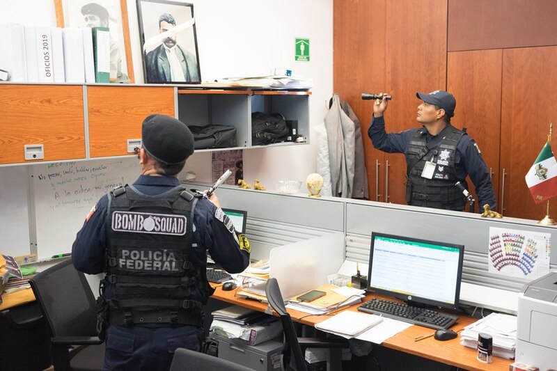 Policía Federal mexicana en una oficina