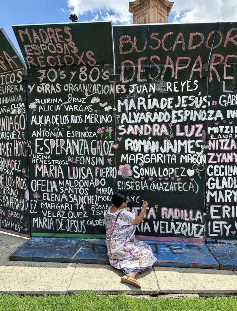 Title: Mujeres buscan a sus familiares desaparecidos en México