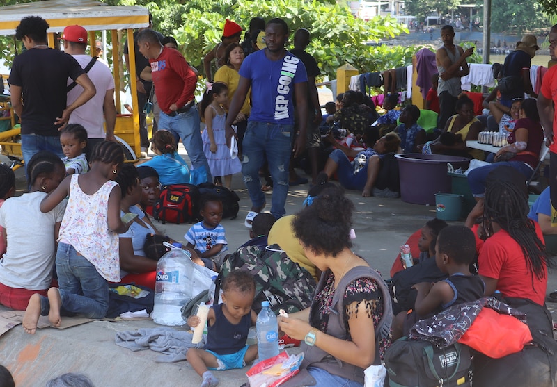 Migrantes esperan en la frontera