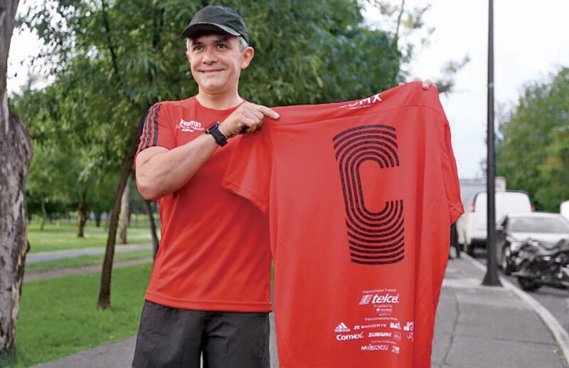 El actor mexicano Gael García Bernal muestra la playera de la Selección Mexicana de Fútbol.
