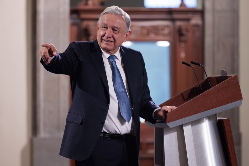 El presidente Andrés Manuel López Obrador da un discurso en el podio.