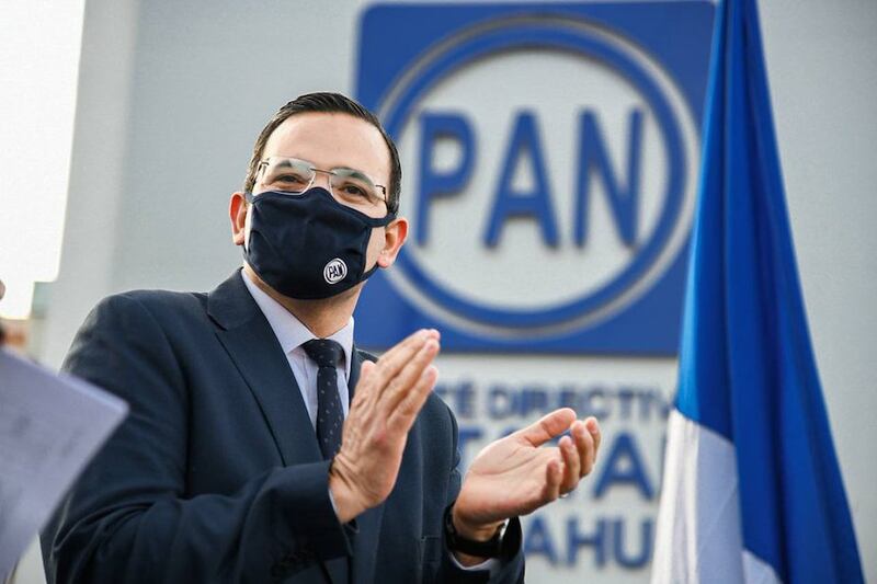 El líder del PAN, Marko Cortés, aplaude durante un discurso.
