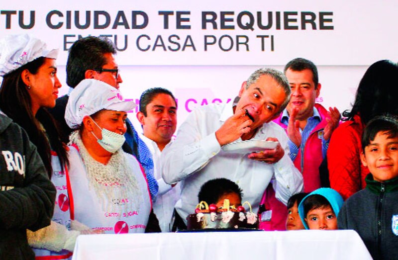 El presidente Evo Morales come torta en un acto público.