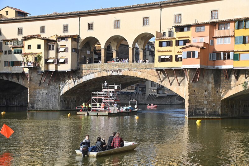 Paseo en barco por el río Arno en Florencia