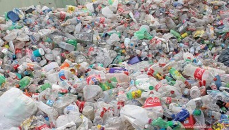 Una montaña de botellas de plástico reciclables