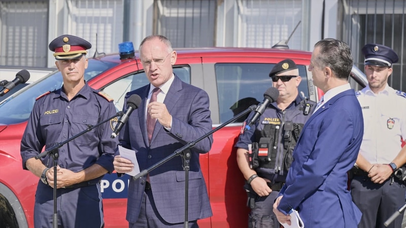 El ministro del Interior, Fernando Grande-Marlaska, visita la comisaría de Policía Nacional de San Sebastián