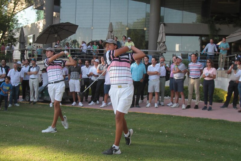 ¡Dos golfistas profesionales se enfrentan en un torneo!