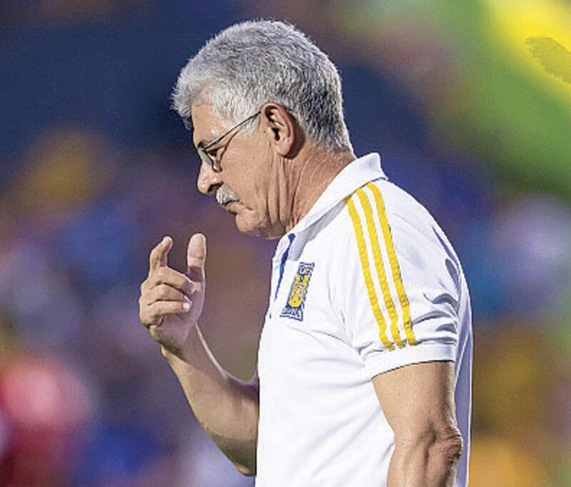 El entrenador da instrucciones a sus jugadores