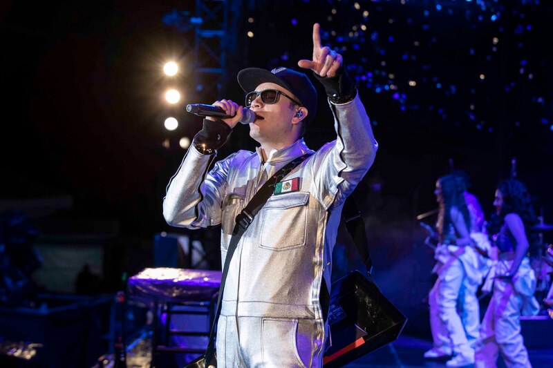 Cantante mexicano en concierto