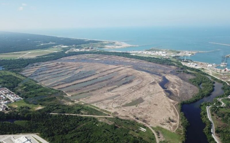 Impresionante vista aérea de un vertedero de residuos tóxicos