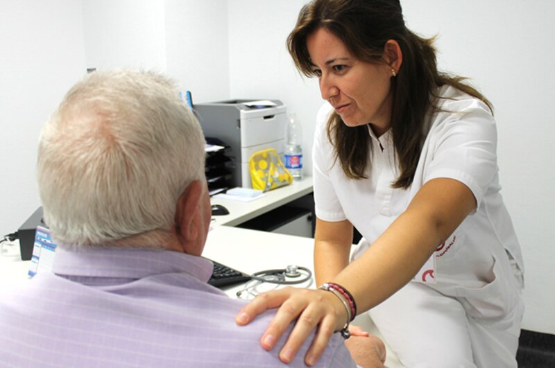 Médico da consulta a un paciente