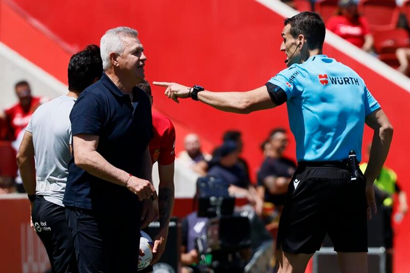 El entrenador del Manchester United, Ralf Rangnick, discute con el árbitro.