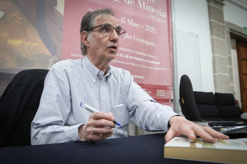 El escritor Juan Villoro presenta su libro "El vértigo horizontal" en la FIL de Minería