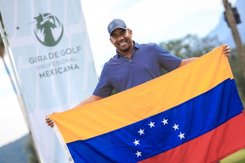 El golfista venezolano Jhonattan Vegas celebra su victoria en el Abierto Mexicano de Golf