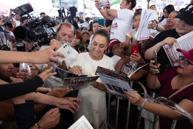 1. Claudia Sheinbaum, candidata de Morena a la jefatura de gobierno de la Ciudad de México, saluda a sus simpatizantes.
2. Claudia Sheinbaum, rodeada de simpatizantes, durante un evento de campaña.
3. La candidata de Morena, Claudia Sheinbaum, saluda a sus seguidores en un mitin.
4. Claudia Sheinbaum, en un evento de campaña, saluda a sus simpatizantes.
5. La precandidata de Morena, Claudia Sheinbaum, saluda a sus simpatizantes en un evento de campaña.
6. Claudia Sheinbaum, precandidata de Morena, saluda a sus simpatizantes en un evento de campaña.
7. La precandidata de Morena a la jefatura de gobierno de la Ciudad de México, Claudia Sheinbaum, saluda a sus simpatizantes en un evento de campaña.
8. Claudia Sheinbaum, precandidata de Morena a la jefatura de gobierno de la Ciudad de México, saluda a sus simpatizantes en un mitin.
9. La precandidata de Morena a la jefatura de gobierno de la Ciudad de México, Claudia Sheinbaum, saluda a sus simpatizantes en un evento de campaña.
10. Claudia Sheinbaum, precandidata de Morena a la jefatura de gobierno de la Ciudad de México, saluda a sus simpatizantes en un mitin.