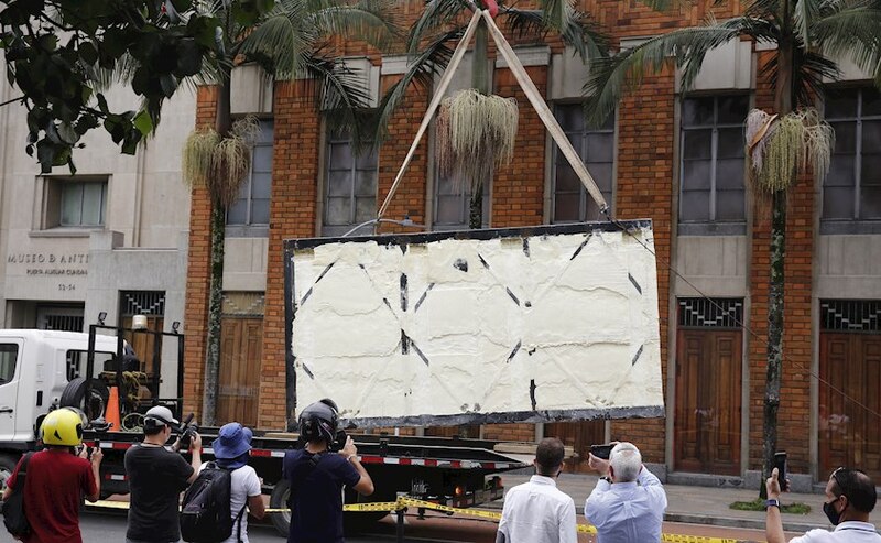 Retiran la puerta de la casa del expresidente Uribe para restaurarla