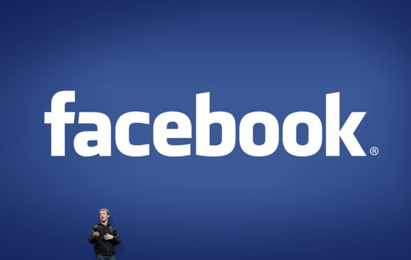 Mark Zuckerberg presentando Facebook en una conferencia