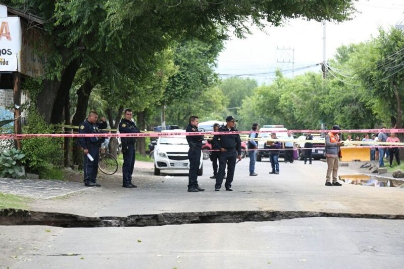 Un enorme socavón se abre en una calle de la Ciudad de México