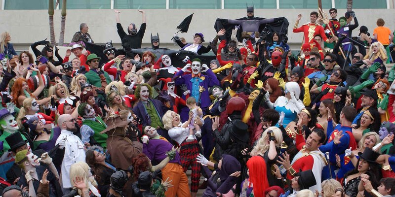 Multitud de personas disfrazadas de personajes de cómic