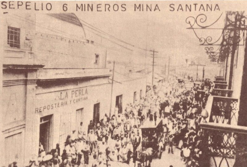 Entierro de mineros en la mina Santa Ana