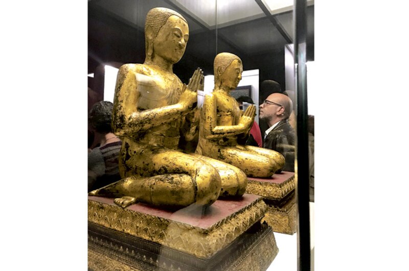 Estatuas de Buda en actitud orante