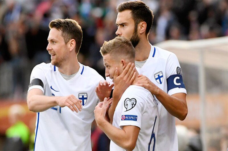 La alegría de los jugadores finlandeses tras ganar el partido