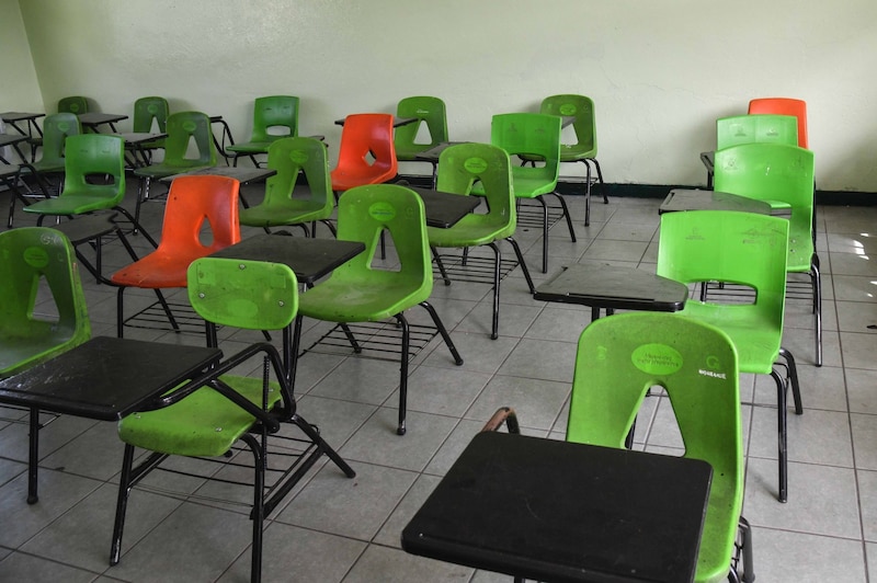 CHALCO, ESTADO DE MÉXICO, 23AGOSTO2024.- Autoridades de la Escuela Secundaria Oficial N° 627 "Cuitlahuac" ubicada en la colonia Culturas de México reportaron que el inmueble está listó para el regreso a clases programado originalmente el lunes 26 de agosto. Martín Bernardo Velázquez, director del plantel, en compañía de docentes, indicó que la escuela no recibió ninguna afectación derivada de las inundaciones de aguas pese a estar muy cerca del área, además detalló que se cuenta con todos los servicios: agua potable, luz, salones y áreas limpias. Sin embargo, Cristóbal Castañeda Camarillo, secretario de Seguridad Pública del Estado de México, indicó recientemente que las escuelas de la zona no recibirán alumnos hasta el nueve de septiembre tiempo que ayudará a desarrollar estrategias para la atención a los alumnos.