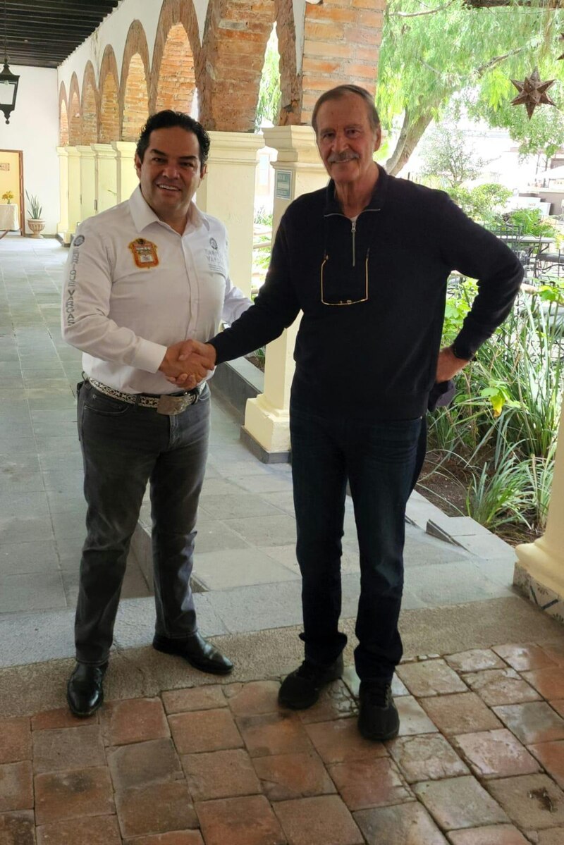 El cantante mexicano Vicente Fernández y el presidente de México, Andrés Manuel López Obrador, se dan la mano.