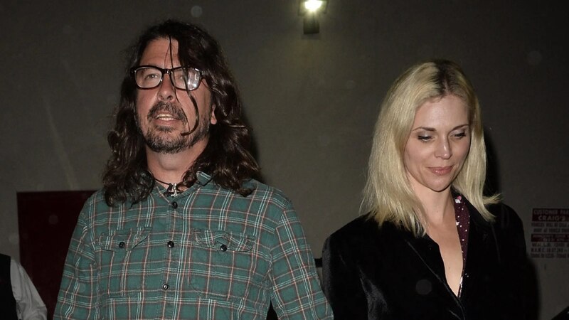 Dave Grohl y Courtney Love juntos en una alfombra roja