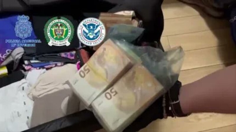 Dinero en efectivo en una maleta