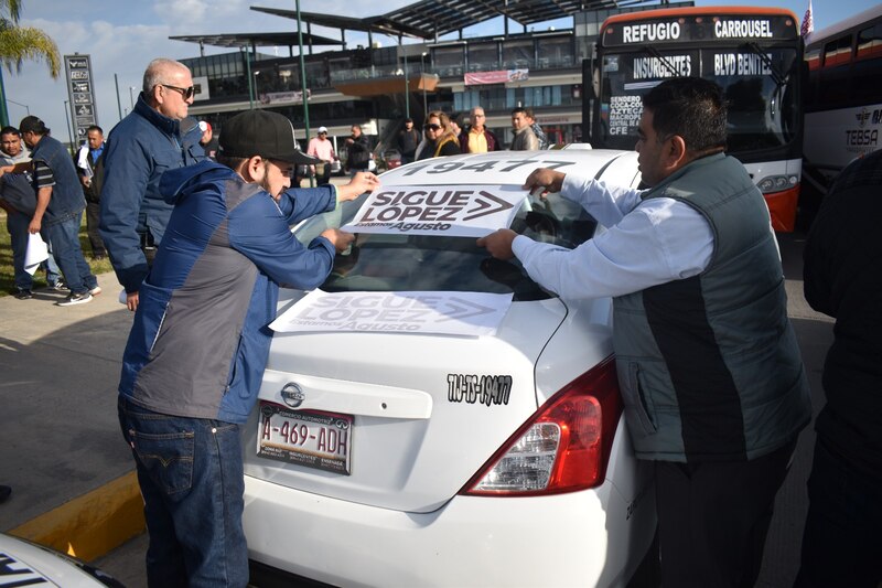 Taxistas en Tijuana muestran su apoyo a AMLO