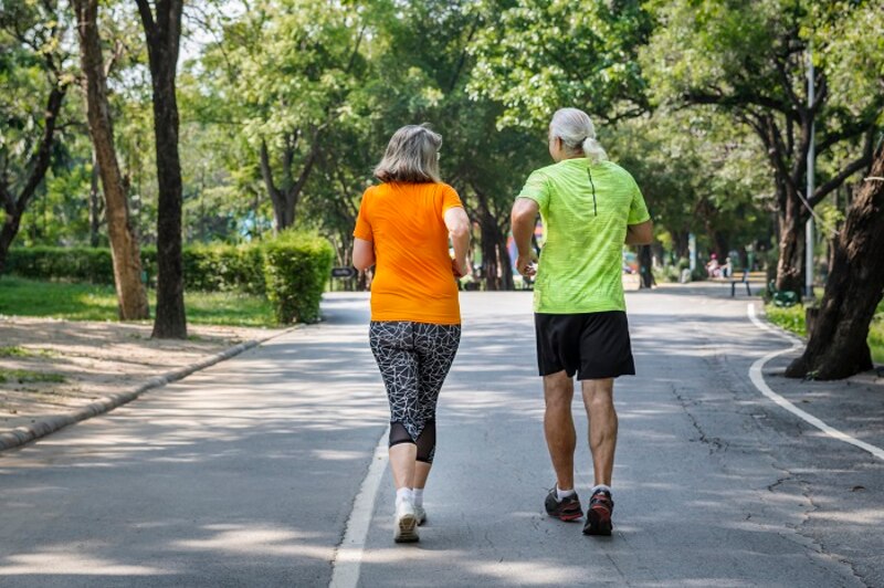 Pareja de ancianos corriendo en el parque