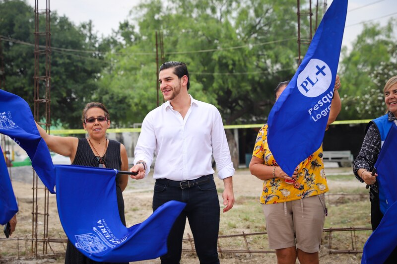 El candidato a gobernador de Nuevo León, Samuel García, saluda a sus simpatizantes durante un evento de campaña.