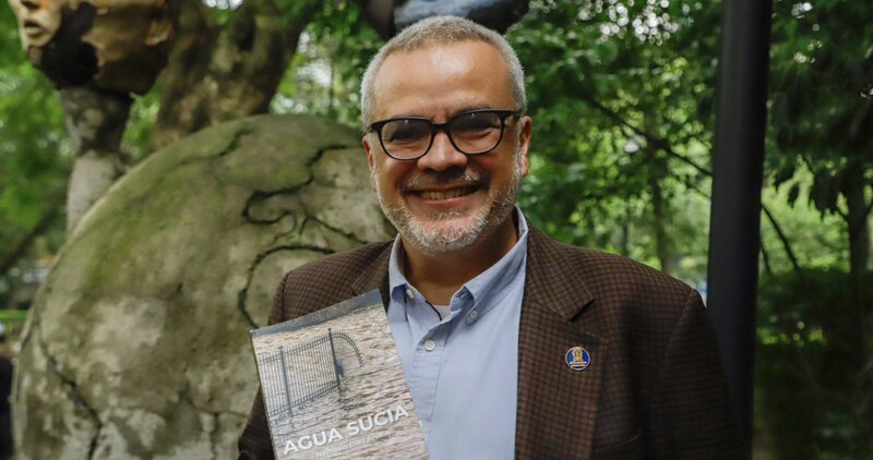 El escritor mexicano Bernardo Esquinca presenta su novela "Agua sucia"