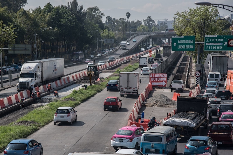 Continúan los trabajos de construcción de la ampliación de la línea 5 del metrobús, la cual contará con un recorrido que va de San Lázaro a Calzada de las Bombas, De acuerdo a las autoridades capitalinas, se contempla que las obras sean entregadas en un plazo de dos meses.