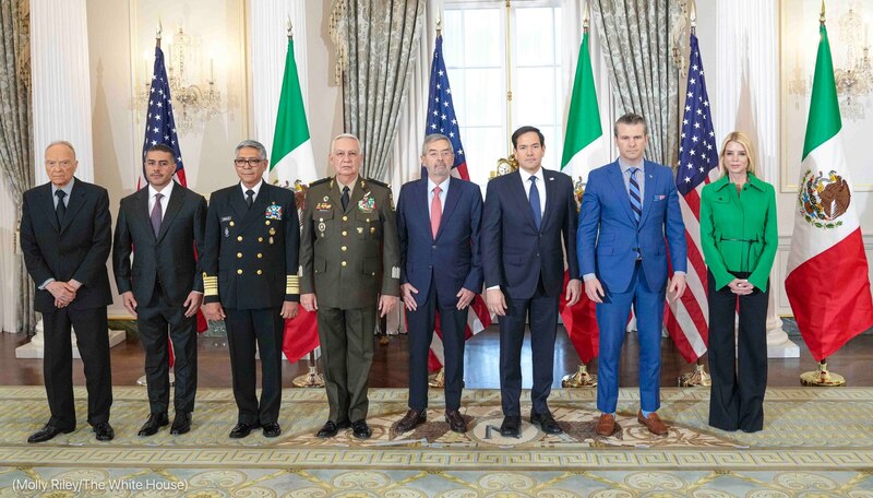 El Secretario de Relaciones Exteriores, Juan Ramón de la Fuente; el secretario de Seguridad y Protección Ciudadana, Omar García Harfuch; el secretario de la Defensa Nacional, general Ricardo Trevilla; el secretario de la Marina, almirante Raymundo Pedro Morales; el fiscal general de la República, Alejandro Gertz Manero; el embajador de México en Estados Unidos, Esteban Moctezuma; Marcela Figueroa, secretaria ejecutiva del Sistema Nacional de Seguridad Pública; y el jefe de Unidad para América del Norte, Roberto Velasco.