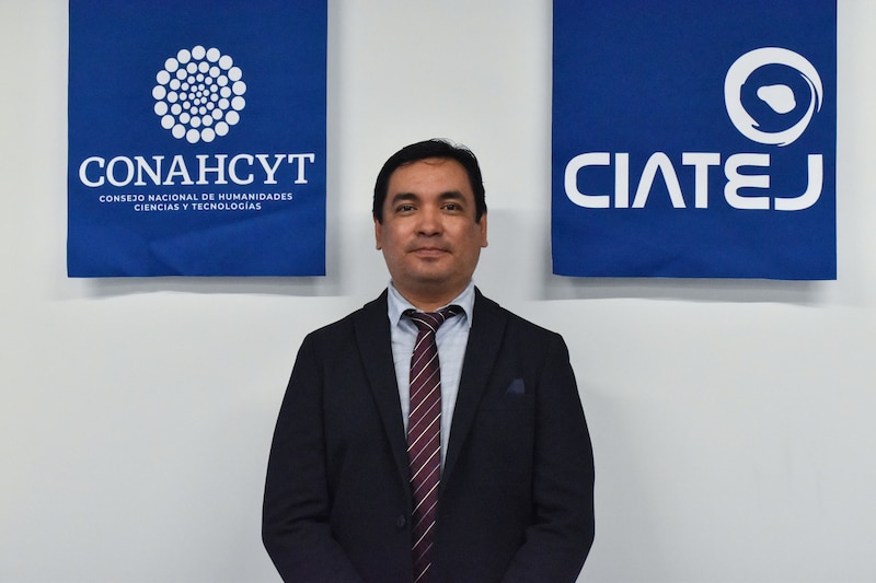 El Dr. Juan Pérez, investigador del CONACYT, da una conferencia en el CIATEJ.