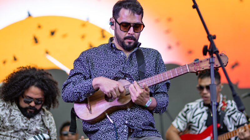 Un músico tocando un instrumento musical