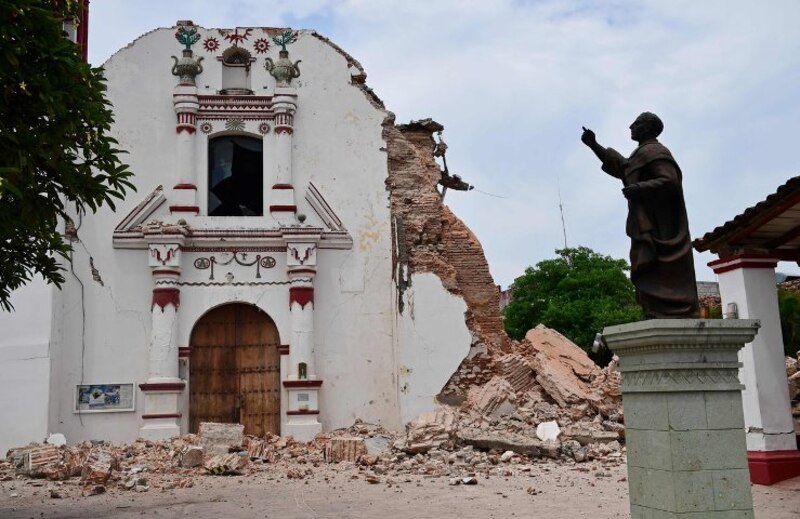 Iglesia dañada por un terremoto