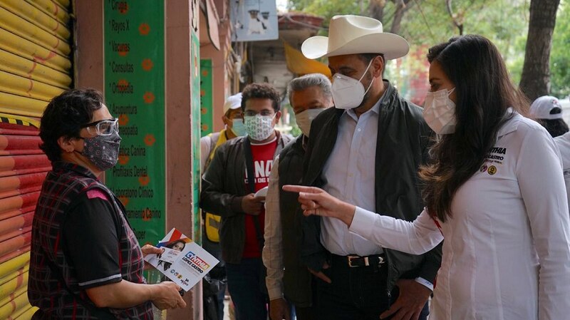 Visita de la candidata a la alcaldía Cynthia López Castro a un comercio local.