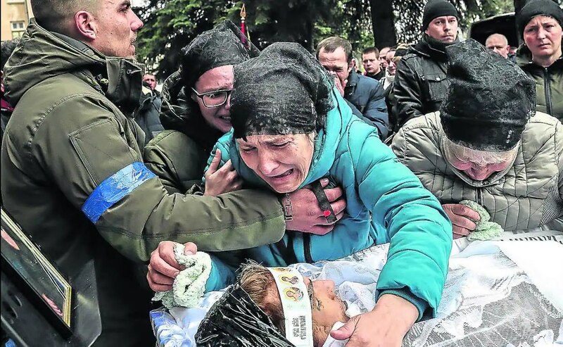 Dolor y llanto en el funeral de un soldado ucraniano