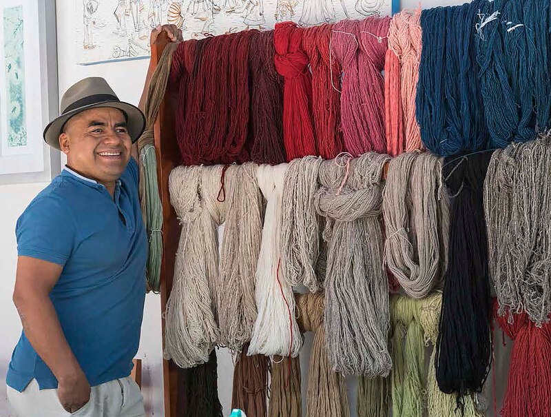 Artesano textil muestra sus madejas de hilo teñido a mano
