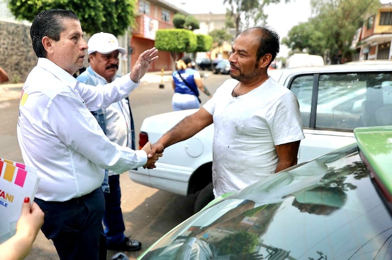 Candidato saluda a un hombre en la calle